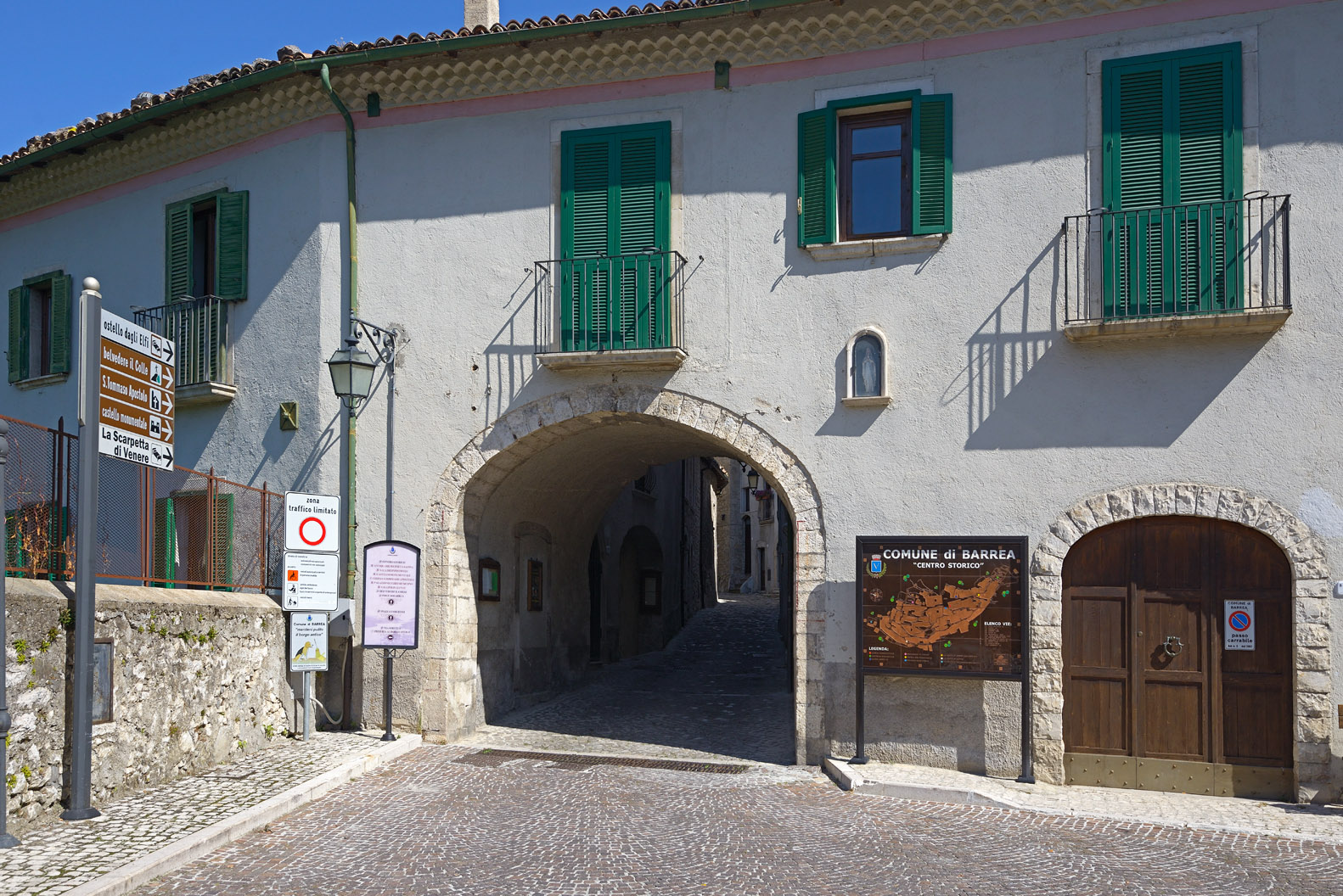 Porta Dione centro storico Il Castello di Barrea